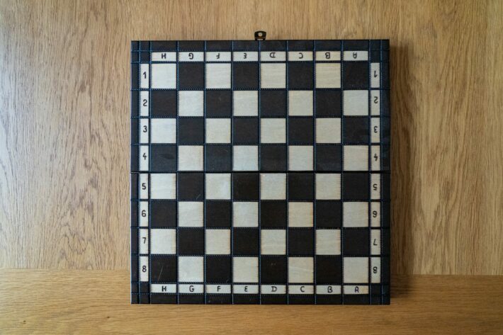 What are unique patterns in the arrangement of squares on a chessboard