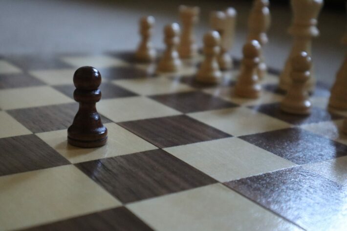 How to arrange the chess pieces on the board correctly